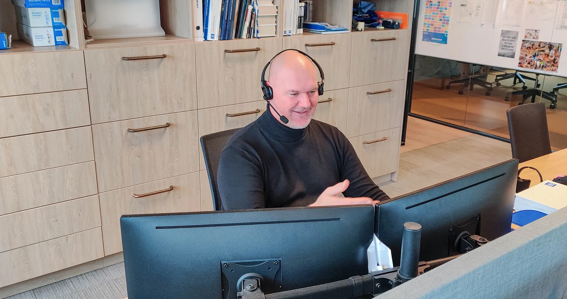 Customer advisor Ingmar Drenth receives his first call of the day in the office.&nbsp; (Photo)