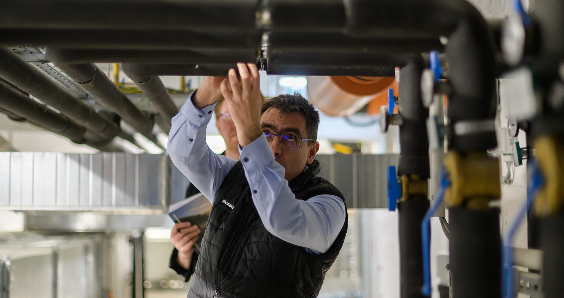 László Ratulovszky installing part of a Geberit Mapress Therm system for heating and cooling in a construction project in Hungary. (Photo)