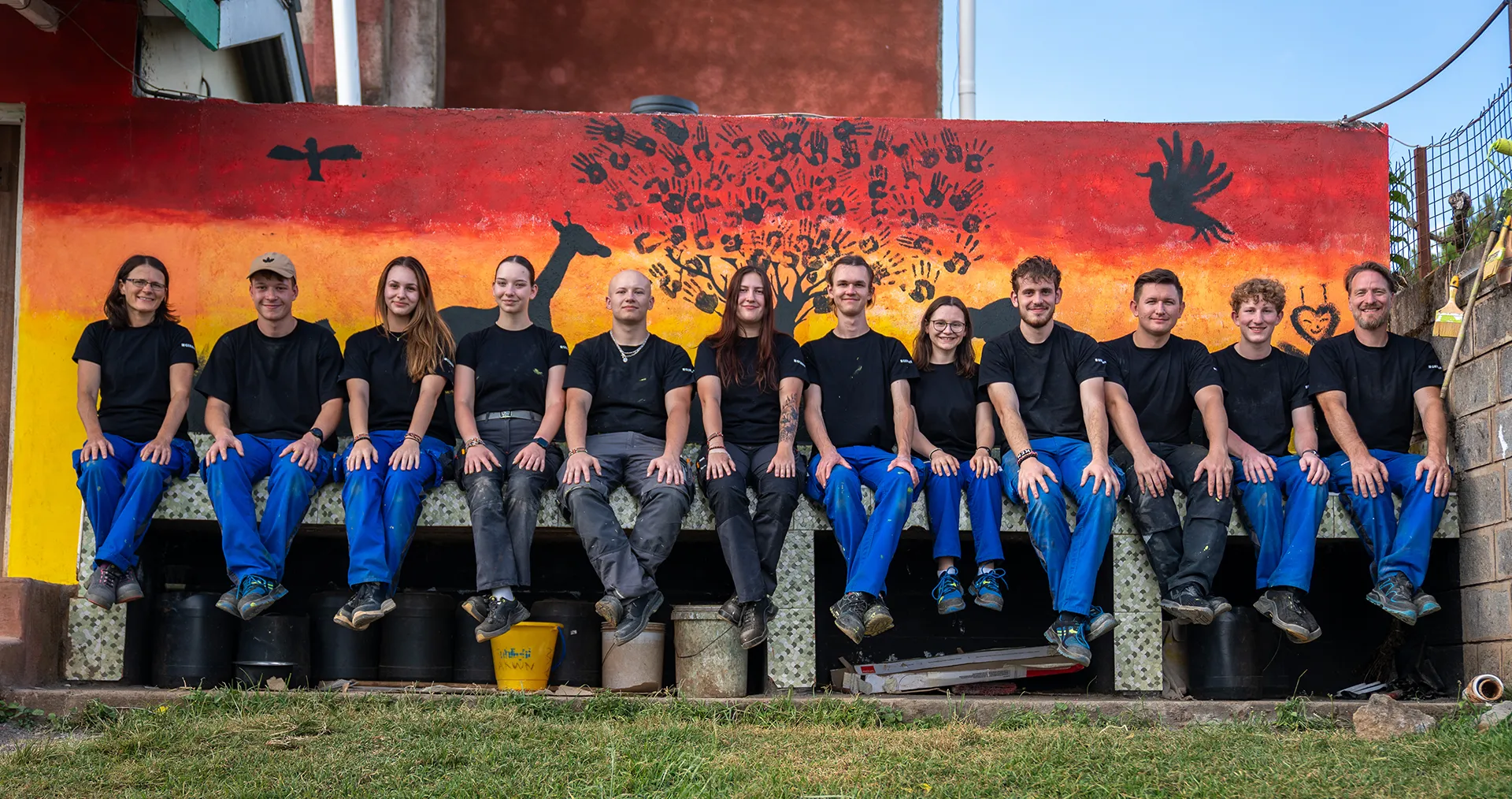 Geberit apprentices install sanitary facilities and improve the water supply at Kagwe Girls School in Kenya. (Photo)