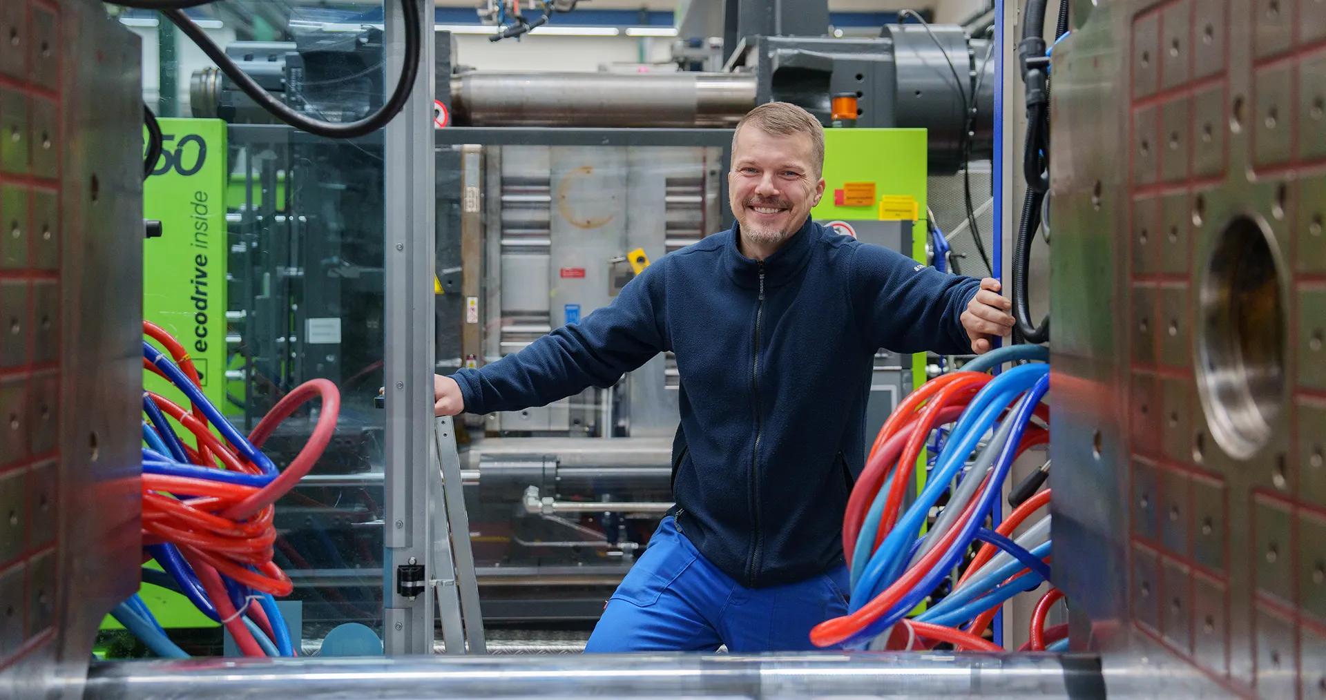 Tobias Höhn is a machine setter and shift supervisor for moulding machines in the production halls in Rapperswil-Jona (CH). (Photo)