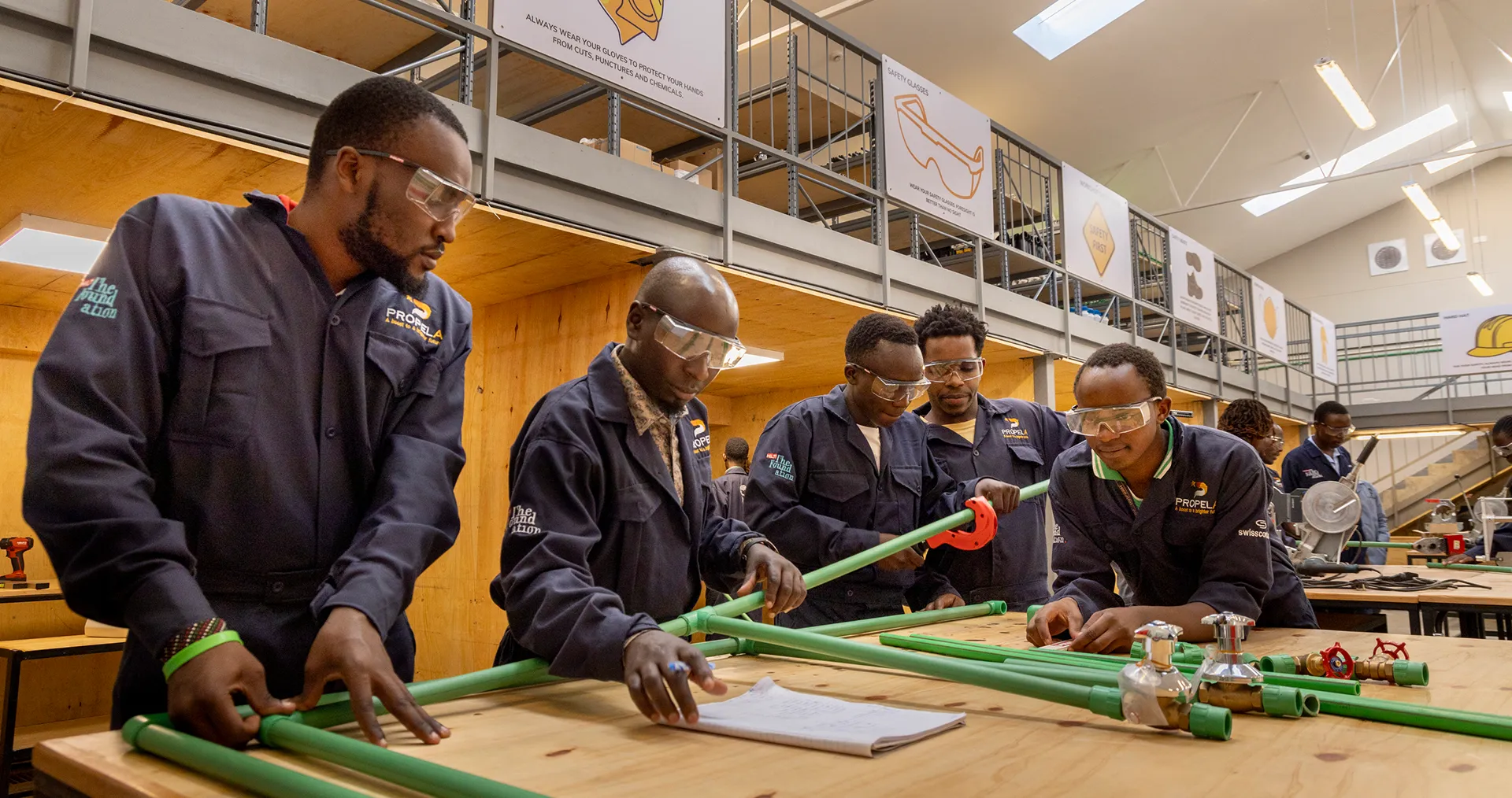 Young people taking part in the training programme from Geberit and the Hilti Foundation in Kenya.&nbsp; (Photo)