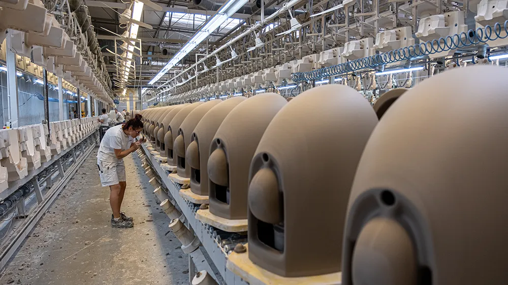 A look at toilet production in Koło. (Photo)