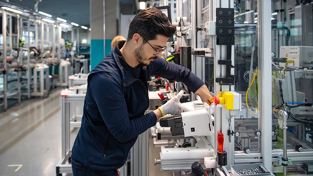 Tufan Düman performs the final check before the technical unit is sent on to the logistics centre. (Photo)