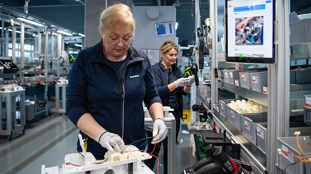 The individual work steps are shown as short films on iPads. Vladimira Magnino already knows them by heart. (Photo)