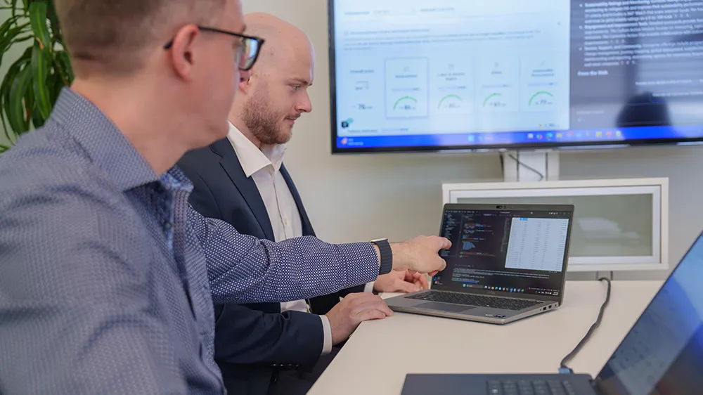 Working together: at the hackathon, the AI Competence Centre cooperates with other departments on developing specific process optimisations using AI. (Photo)