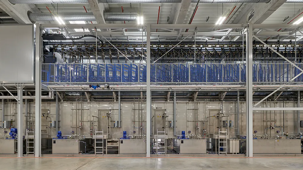 The Duofix frame is cleaned, dried and receives its striking blue colour in the powder coating plant. (Photo)