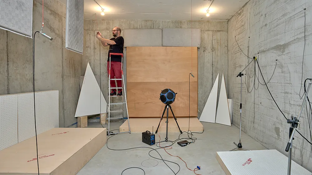 Preparations in the measuring room used for testing Geberit Silent-db20 SuperTube. (Photo)