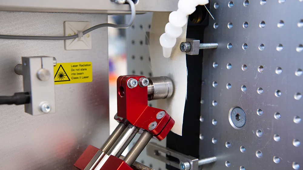 The surface durability is tested with an artificial finger. (Photo)