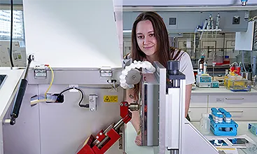 At the Materials Laboratory at headquarters in Rapperswil-Jona (CH), chemist Jasmin Krummenacher checks the surface durability of an actuator plate: a robot arm with an artificial finger presses the buttons 20,000 times. (Photo)