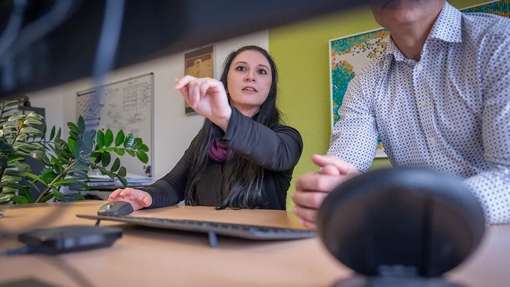 Carola Bosler and her colleagues on the Service Hotline are the first point of contact in the event of IT problems. (Photo)