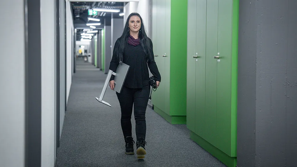 Carola Bosler carrying a PC along with additional PC hardware. (Photo)
