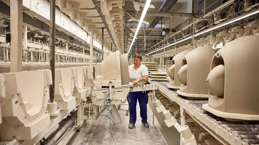 Nadja Böckel using lifting aids to handle the heavy ceramic blanks in Haldensleben, Germany. (Photo)