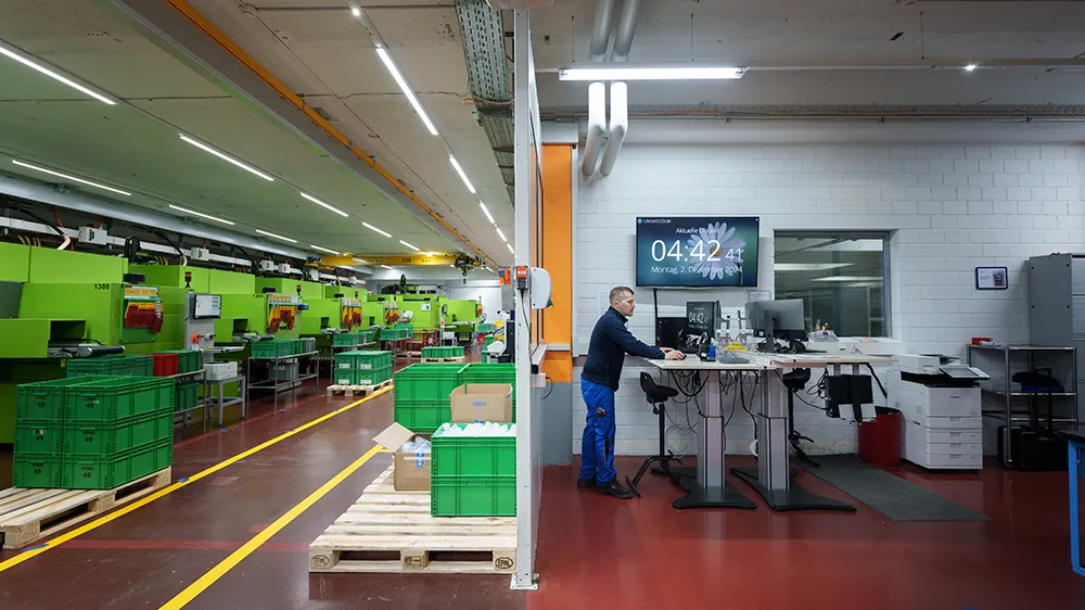 Shortly before 5 a.m., Tobias Höhn starts his early shift in Rapperswil-Jona. As a machine setter on the production line for components in drainage lines, he checks for any malfunctions, which machines need to be retooled and how many employees are available. (Photo)