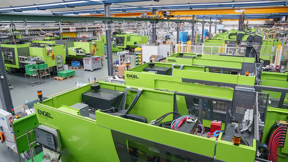 Tobias Höhn and his team are responsible for the smooth operation of 60 injection moulding machines. (Photo)