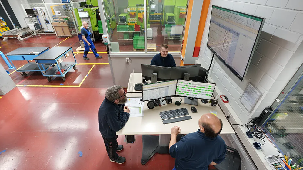 The Puls meeting, where departments exchange information on productivity, rejects and machine malfunctions. (Photo)