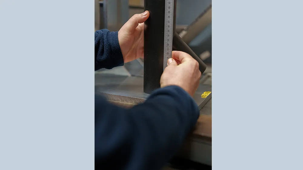 The first sample inspection is carried out on the test bench. All angles, lengths, thicknesses and diameters must meet exact specifications before the fitting can be used on the building site. (Photo)