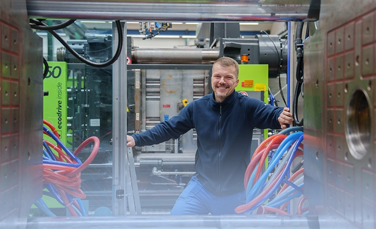 Tobias Höhn, Machine setter and shift supervisor, performing quality control on 60 injection molding machines in Rapperswil-Jona, Switzerland. (Photo)