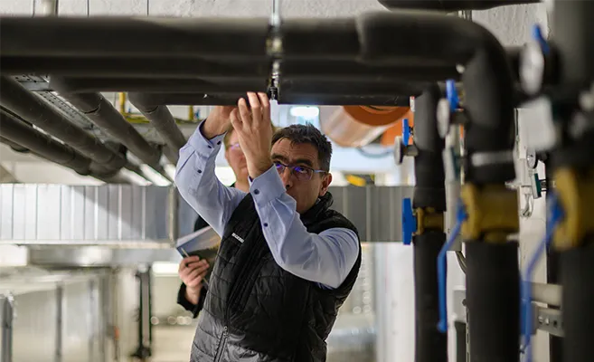 László Ratulovszky installing part of a Geberit Mapress Therm system for heating and cooling in a construction project in Hungary. (Photo)