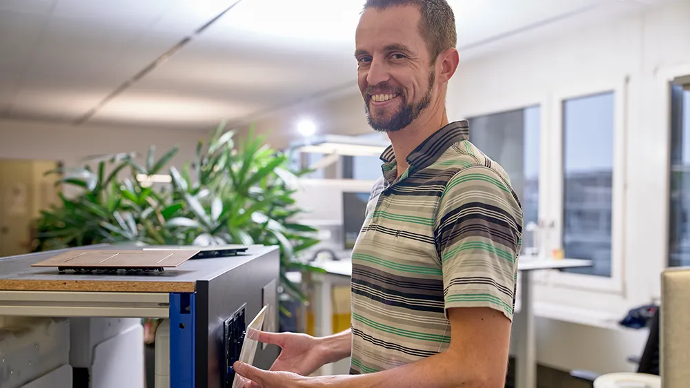 Pascal Brändli demonstrating the new snap mechanism. (Photo)