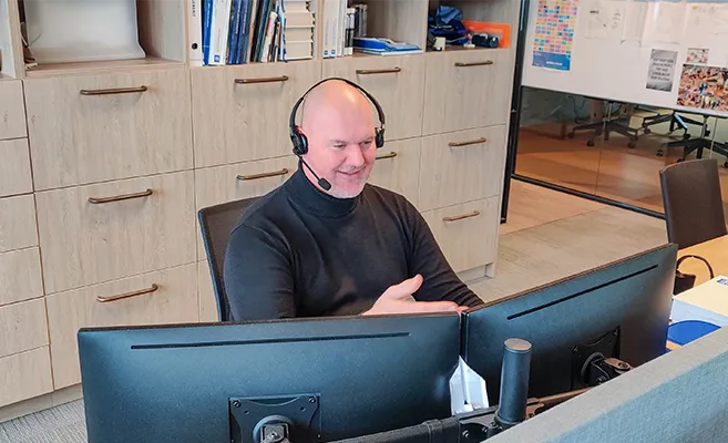 Customer advisor Ingmar Drenth receives his first call of the day in the office.&nbsp; (Photo)