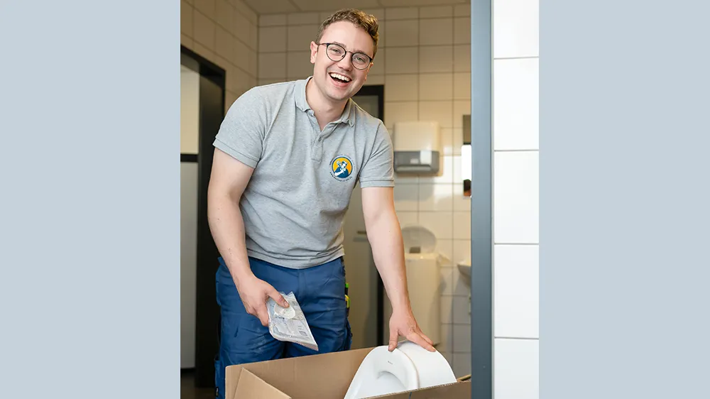 Plumber Tim Kirchner puts the new Renova/Selnova urinals to the test. (Photo)