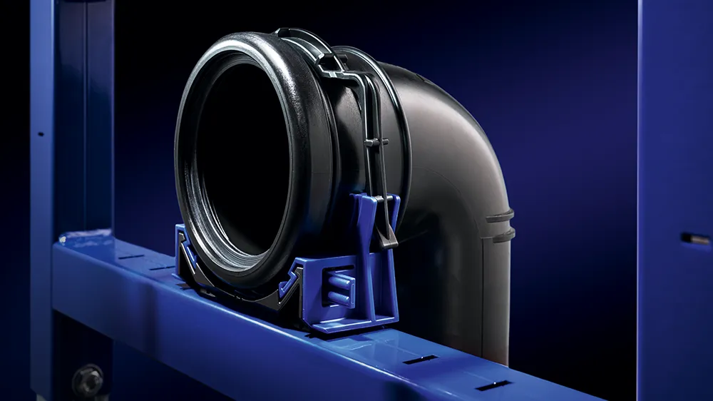 A simply adjustable pipe bracket prevents tension when connecting the Duofix element to the drain bend. (Photo)