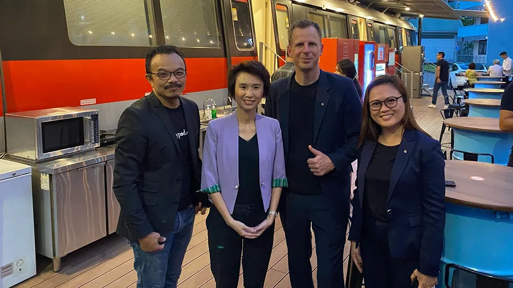 Hotel founder Liang Chiang Seah (left) with Michael Allenspach and Elaine Naveen (right) from Geberit sales company North and Southeast Asia (Photo)