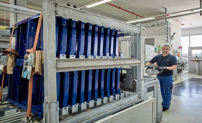 A factory worker in workwear is on the job. (Photo)