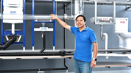 Geberit apprentices install sanitary facilities and improve the water supply at Kagwe Girls School in Kenya. (Photo)